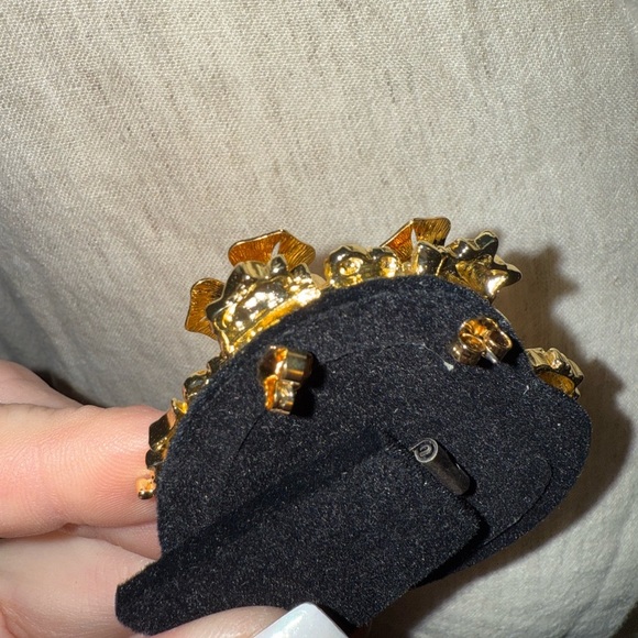 Avon - Goldtone - Frame - Heart Shaped - Floral Stud Earrings - Vintage - Picture 3 of 8